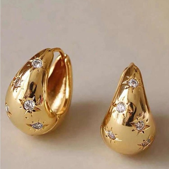 Minimalist Water Drop Rhinestones Earrings (Silver Tone) - Picture 7 of 7